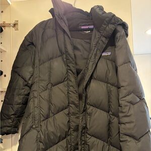Patagonia Women's Black Down With It Parka M Medium